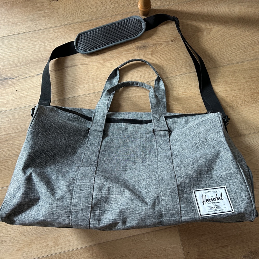 Herschel Duffel Bag in Raven Crosshatch Gray